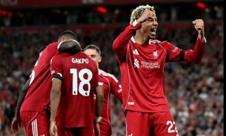 突发！利物浦客战纽卡惊现神操作：1.2亿先生改踢右后卫，斯洛特葫芦里卖的什么药？