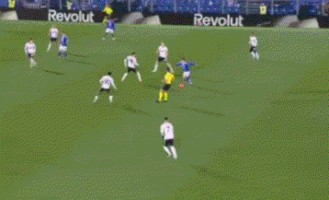 2-0,21岁皇马旧将妙传，38岁法布雷加斯率队12场不败，逼近意甲榜首